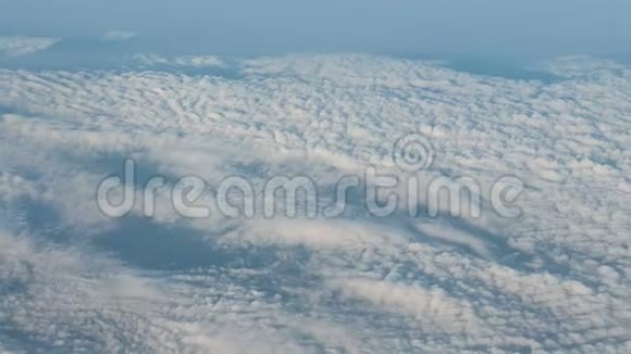 从云层上方的飞机窗口看4K视频的预览图