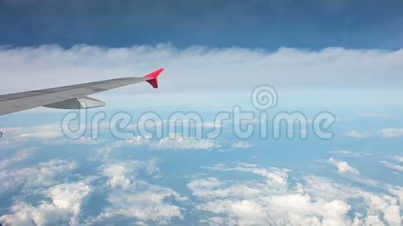 4K视图从飞机窗口飞行以上的云视频的预览图