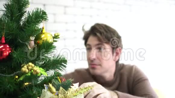 高加索人兴奋地装饰圣诞树等着给家人一个惊喜视频的预览图