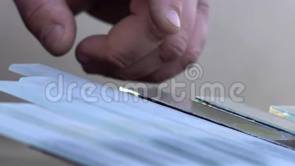 特写音乐家的手指在音乐表演的玻璃板上演奏视频的预览图