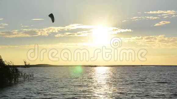 日落时风筝冲浪者的剪影海上的风筝黑山海岸和亚得里亚海体育和娱乐阿达博亚纳视频的预览图