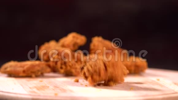 一块炸鸡块掉在木板上视频的预览图