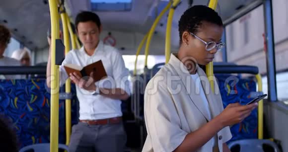 女通勤者从4k公交车上下车视频的预览图