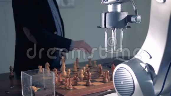 机器人玩跳棋未来的机器人手机械手移动检查器视频的预览图
