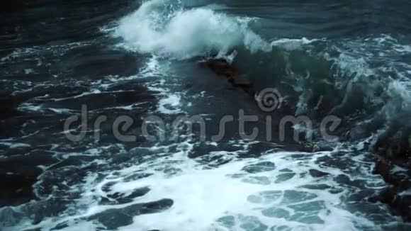 海浪落在岩石上慢动作视频的预览图