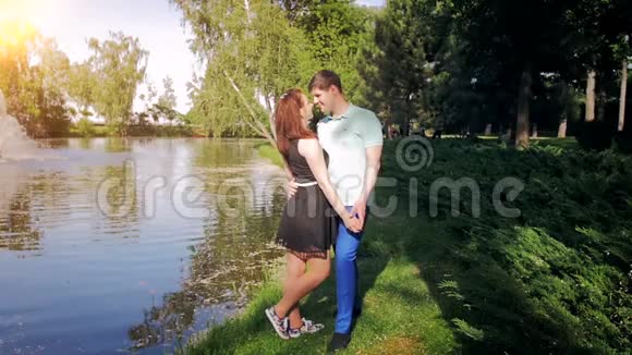 小情侣在河岸上接吻的慢动作视频视频的预览图