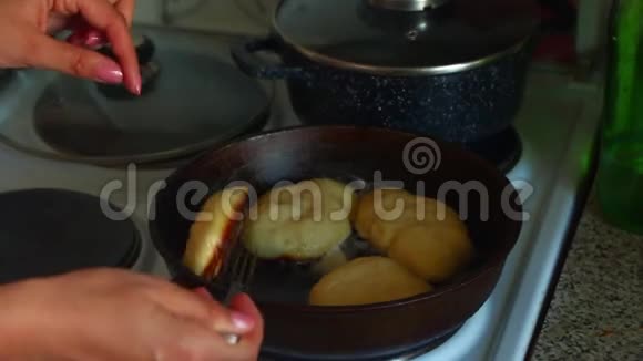 那个女人在煎锅里把煎饼转过来准备煎饼视频的预览图