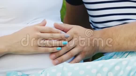 孕妇的手和丈夫抱着肚子视频的预览图
