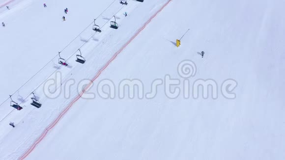 滑雪斜坡滑雪电梯滑雪者和滑雪板下降鸟瞰图视频的预览图