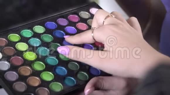 配色打造妆容女人选择一种颜色用手放在有阴影的托盘上视频的预览图