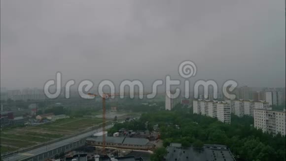 在莫斯科乌云密布的天空和大雨笼罩着建筑物视频的预览图