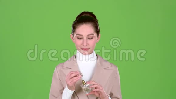 化妆品销售商宣传香水的香味绿色屏幕视频的预览图