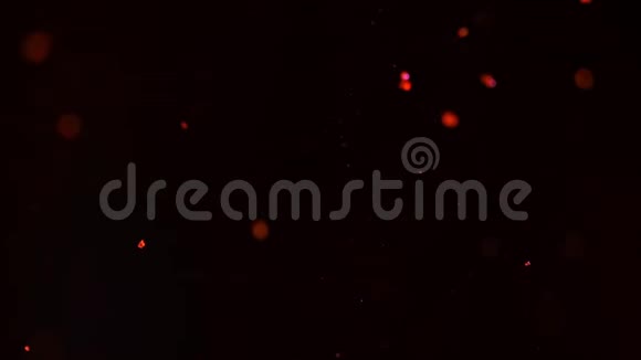 在水里闪闪发光红色闪光的油漆在水中抽象的云形成在黑色的背景可用作光泽视频的预览图
