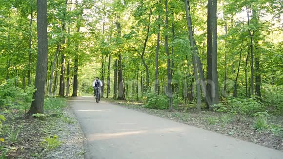 公园里的年轻人和自行车手视频的预览图