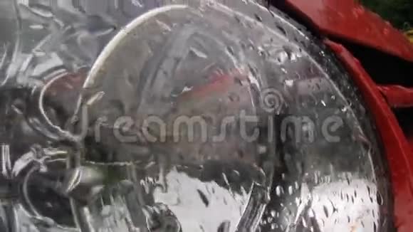 雨点落在汽车上视频的预览图