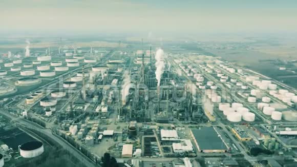 大型炼油厂的空中景观视频的预览图