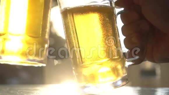 近距离吐司用阳光照射的啤酒杯视频的预览图