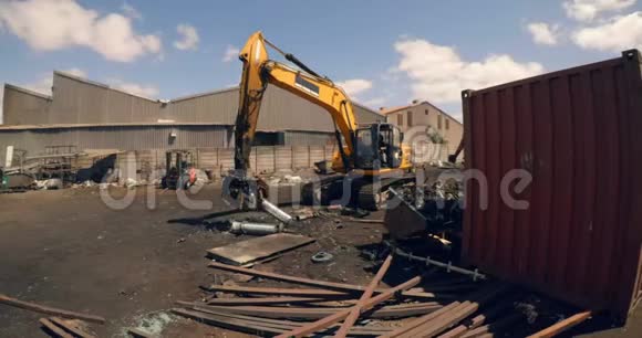 垃圾场吊车吊废品4k视频的预览图