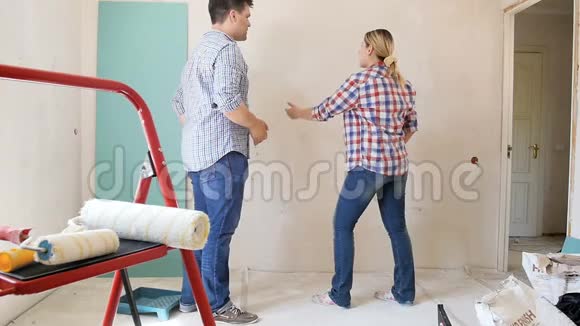 一对年轻的已婚夫妇在家中争吵墙壁颜色的慢镜头视频的预览图