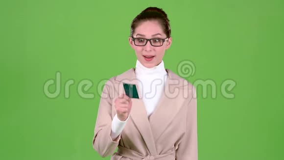 有银行卡的女人富有幸福与胜利绿色屏幕视频的预览图