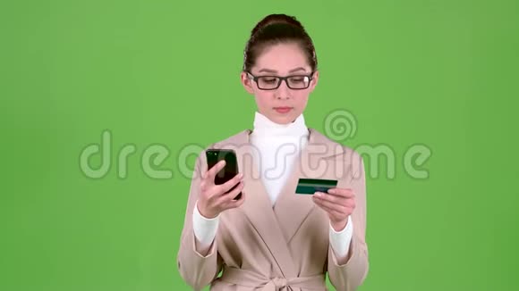 银行职员手里拿着电话和信用卡绿色屏幕视频的预览图