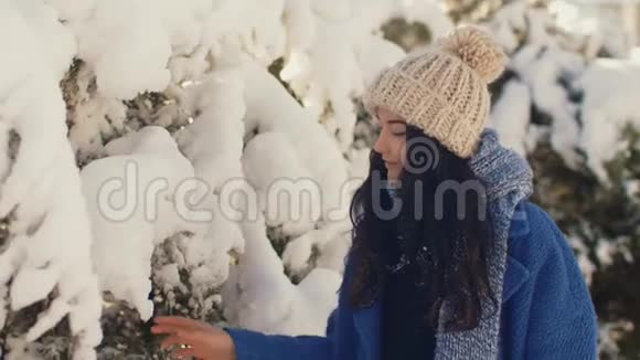 冬天快乐的女孩在户外公园玩雪视频的预览图