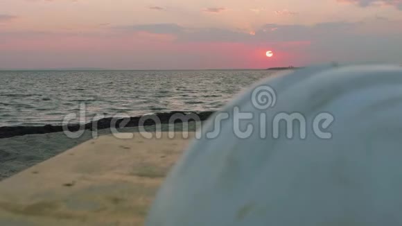 观海上浪漫日落从移动训练装置拍摄沙滩冲浪视频的预览图