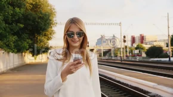 成功商务女性旅行的肖像他在火车站打电话视频的预览图