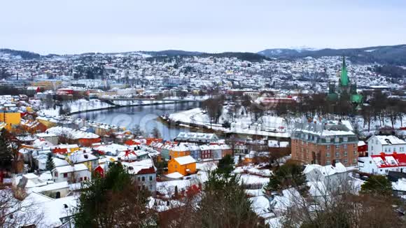 冬季挪威特隆赫姆市中心的鸟瞰图视频的预览图