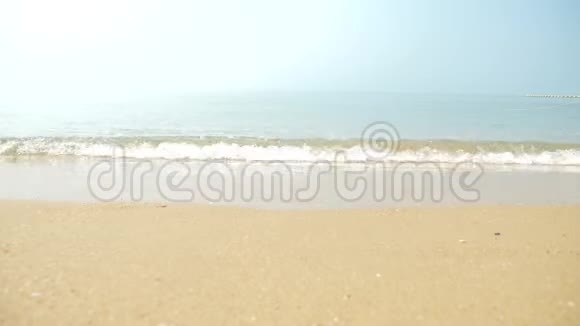 金色的沙滩白色的海水泡沫和蓝色的天空与海滩和热带海浪运动夏季休息时间和视频的预览图