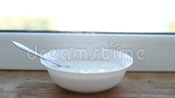 燕麦片镶嵌在窗台上是蒸汽早餐特写早晨视频的预览图