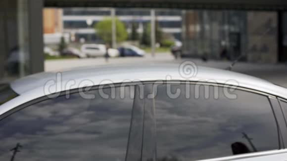 漂亮的女人买了辆车拿着钥匙对着镜头微笑汽车租赁视频的预览图