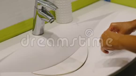 慢动作女人在浴室里用肥皂洗手视频的预览图