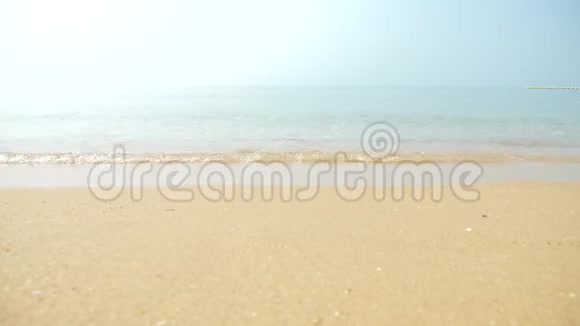 金色的沙滩白色的海水泡沫和蓝色的天空与海滩和热带海浪运动夏季休息时间和视频的预览图