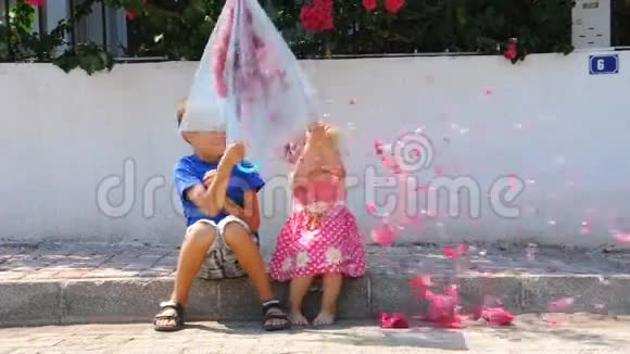 带伞和花的孩子视频的预览图