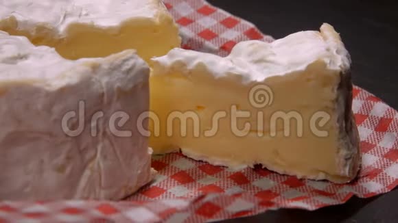 叉子是一块圆形的卡姆伯特奶酪视频的预览图