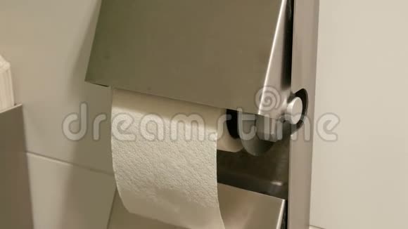 公共厕所隔间里的白色卫生纸卷视频的预览图