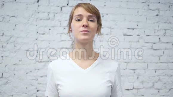 在演播室里一个尖叫的年轻女人视频的预览图