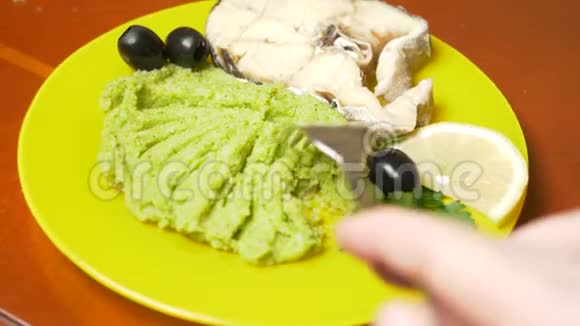 有人吃花椰菜和蒸鱼4k慢动作视频的预览图