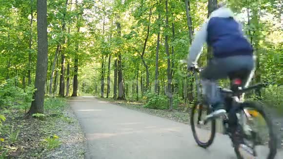 公园里的年轻人和自行车手视频的预览图