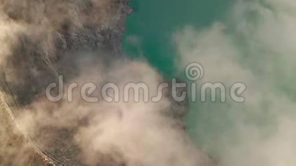 伊根火山附近有云的美丽火山景观和湖泊的鸟瞰图视频的预览图