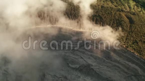 伊根火山附近有云的美丽火山景观和湖泊的鸟瞰图视频的预览图