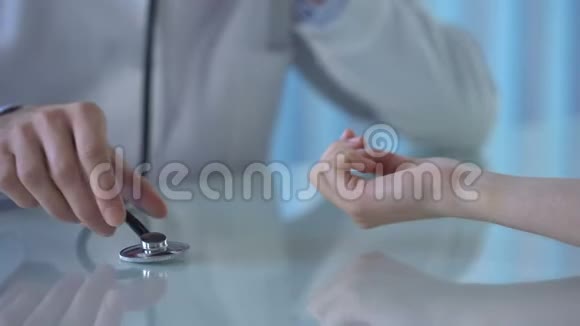 男医师在医院测量女性患者血压的手视频的预览图