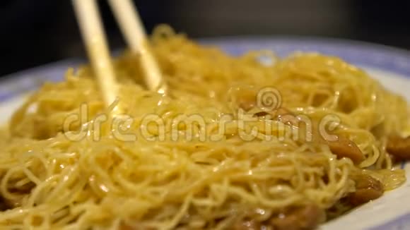 用筷子吃传统肉面的慢动作人群视频的预览图