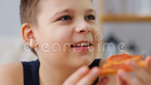 吃披萨的胖子视频的预览图