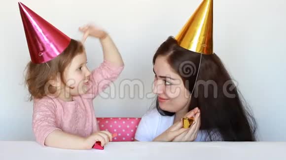 生日派对快乐的妈妈和孩子在游戏中玩母亲她的女儿在白色的背景上微笑和笑声视频的预览图