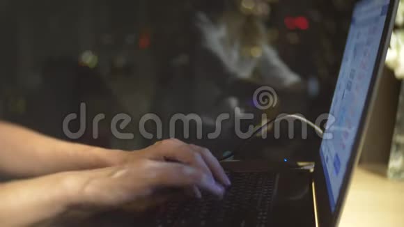 特写镜头使用笔记本电脑在窗口背景技术和社交网络上远程工作的年轻女孩视频的预览图