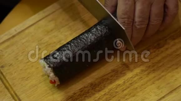 马吉祖什食物的慢运动自制寿司和卷的制作过程视频的预览图