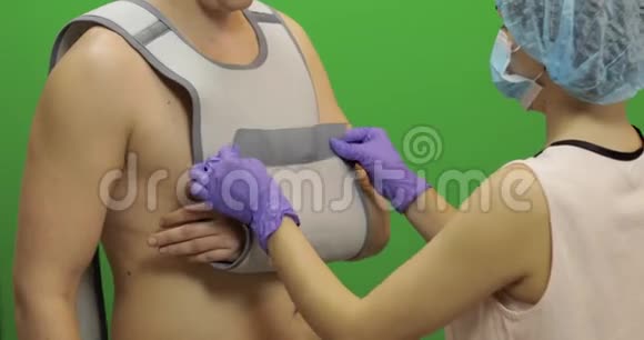 肩膀受伤的人护士给病人包扎肩膀视频的预览图