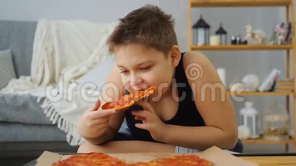吃披萨的胖子视频的预览图